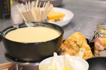 Cheese fondue with Dutch cheeses
