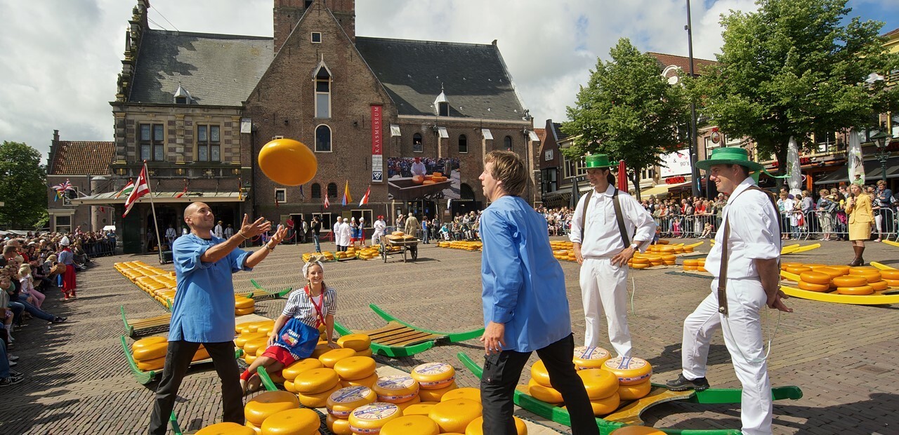 Bezoek de Alkmaarse kaasmarkt. 