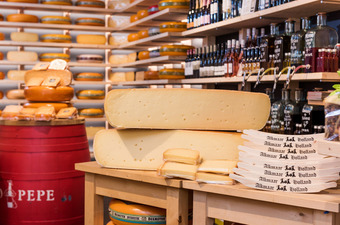 Normaler Käse scheint genauso gesund zu sein wie eine Variante mit weniger Fett